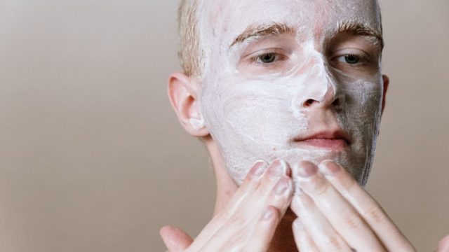 correct-face-washing-and-moisturizing