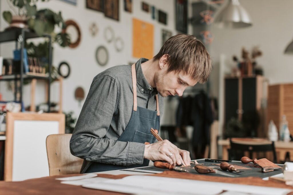 https://advancevlog.com/how-to-price-your-leather-craft-products-to-generate-profits/1735/