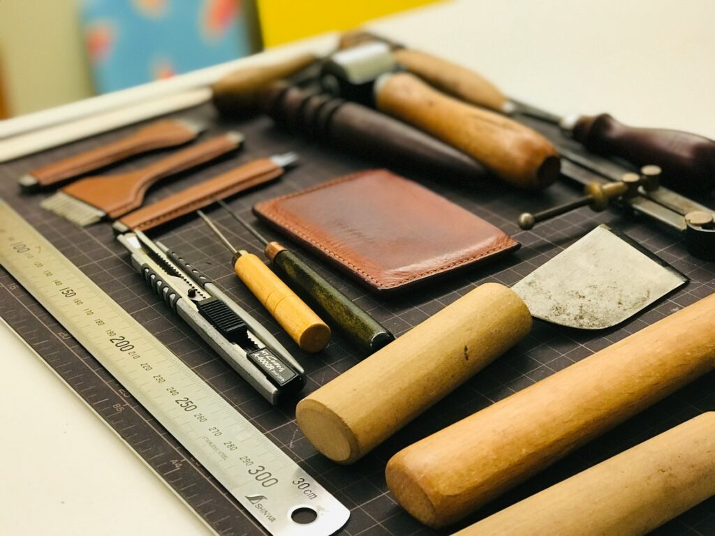 https://advancevlog.com/the-pros-and-cons-of-choosing-leather-craft-as-a-side-job/1736/