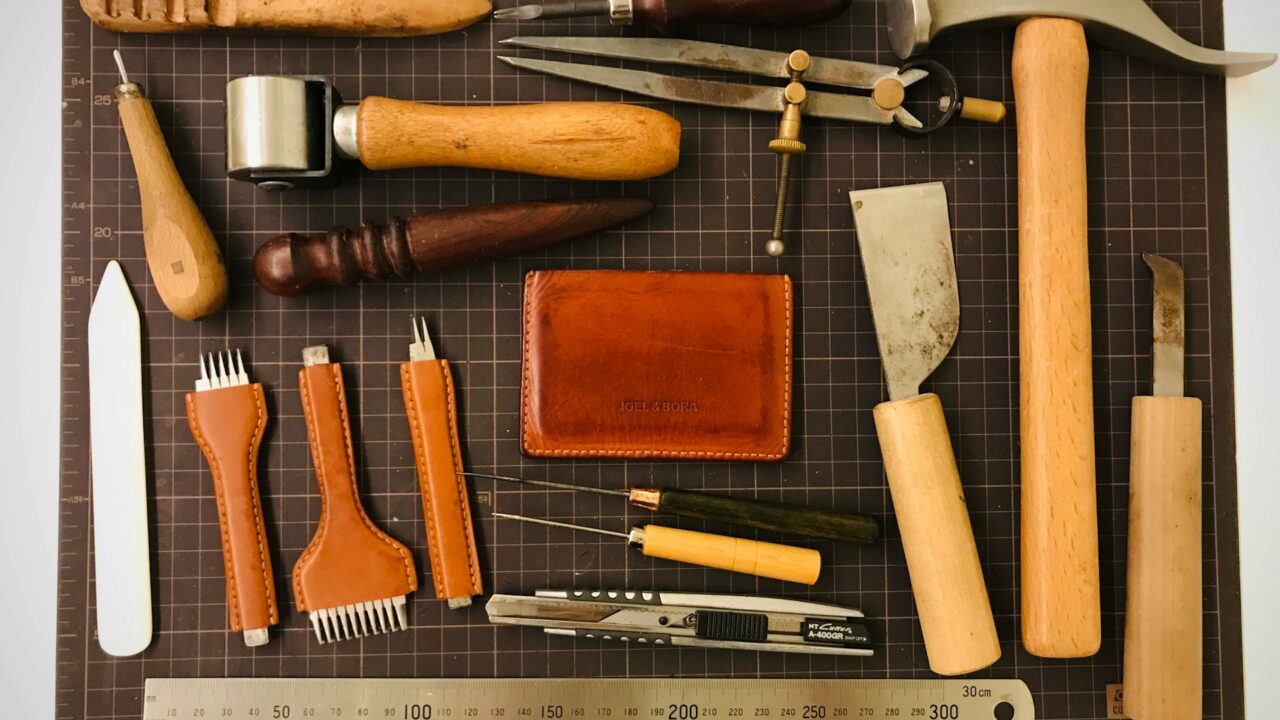 https://advancevlog.com/the-pros-and-cons-of-choosing-leather-craft-as-a-side-job/1736/